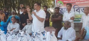 ত্রাণ বিতরণ অনুষ্ঠানে বক্তব্য দিচ্ছেন জেলা বিএনপি’র সভাপতি সাইফুল ইসলাম।
